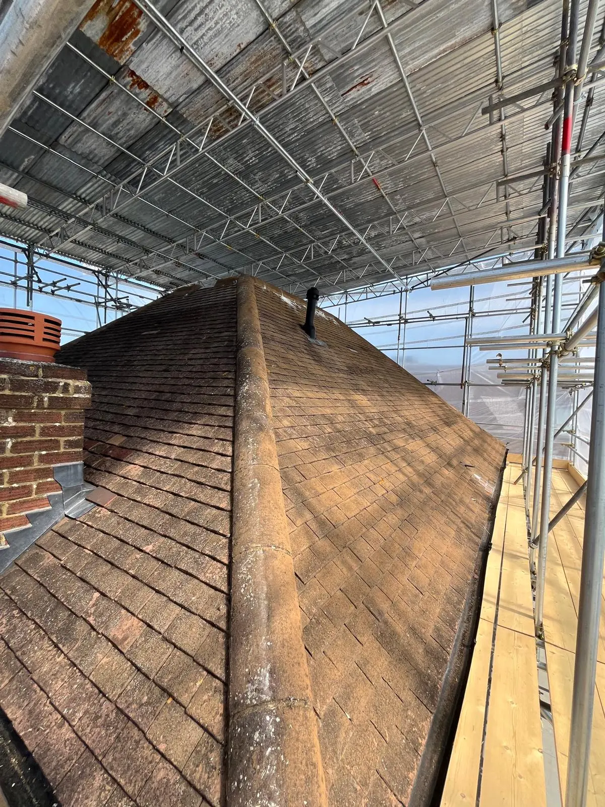 Temporary roof scaffold protecting roofing works